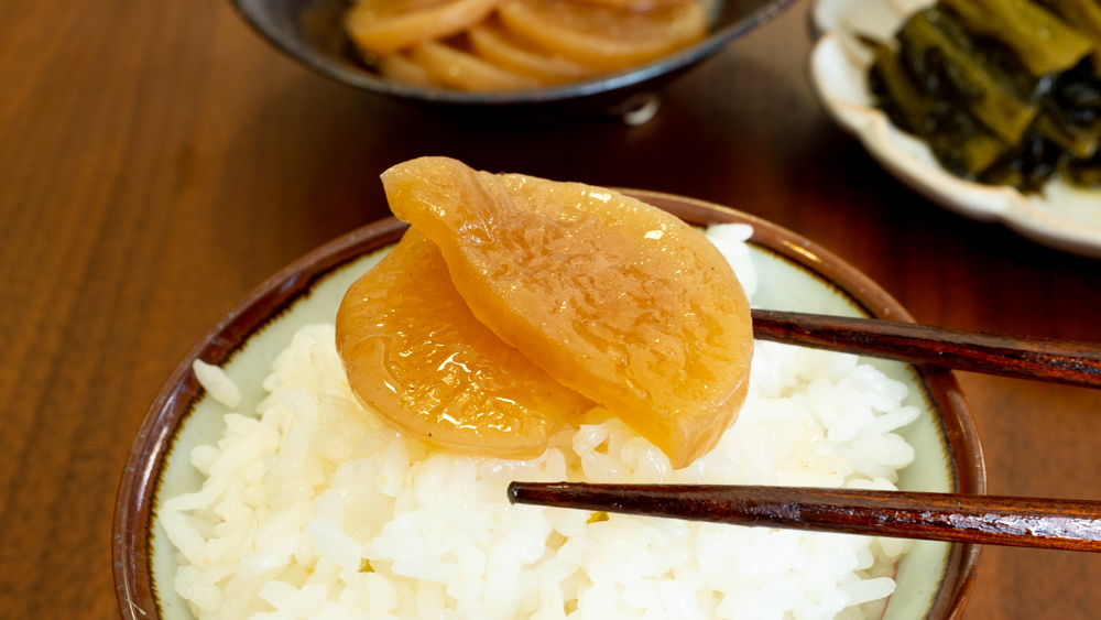 にたくもじ（沢庵）をご飯の上にのせました：染み込んだ旨味が最高