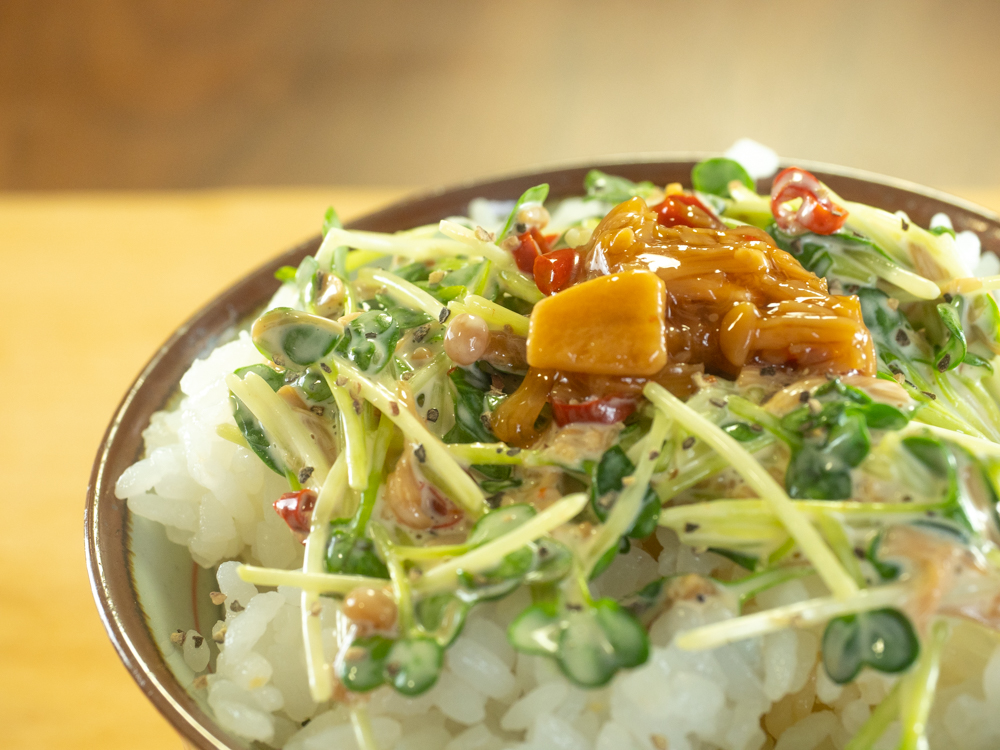 即席でできる！ズボラ飯：カイワレ大根丼